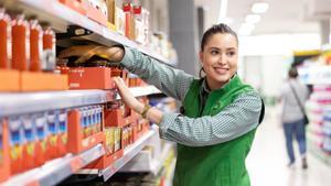 Empleada de Mercadona en una tienda, en una imagen reciente.
