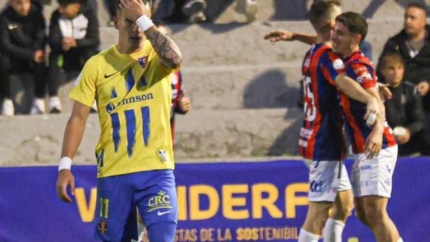 Los jugadores del Yeclano celebran un gol. | TONY SEVILLA/INFORMACIÓN