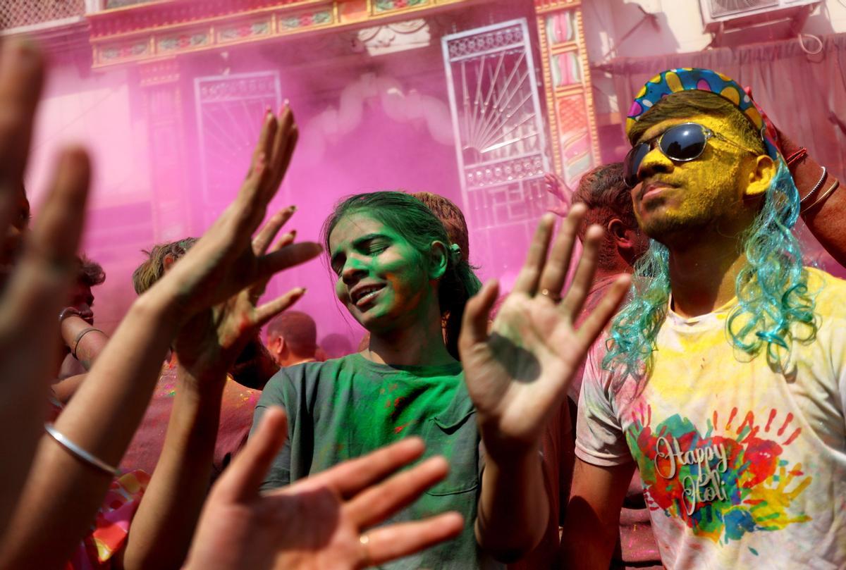 Celebración del Holi, festival de los colores, en Calcuta