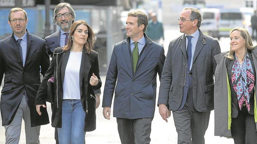 Casado denuncia la vacuidad de Abascal para intentar aplacarle