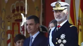 Sánchez llega con retraso al desfile del 12-O y es recibido con pitos e insultos