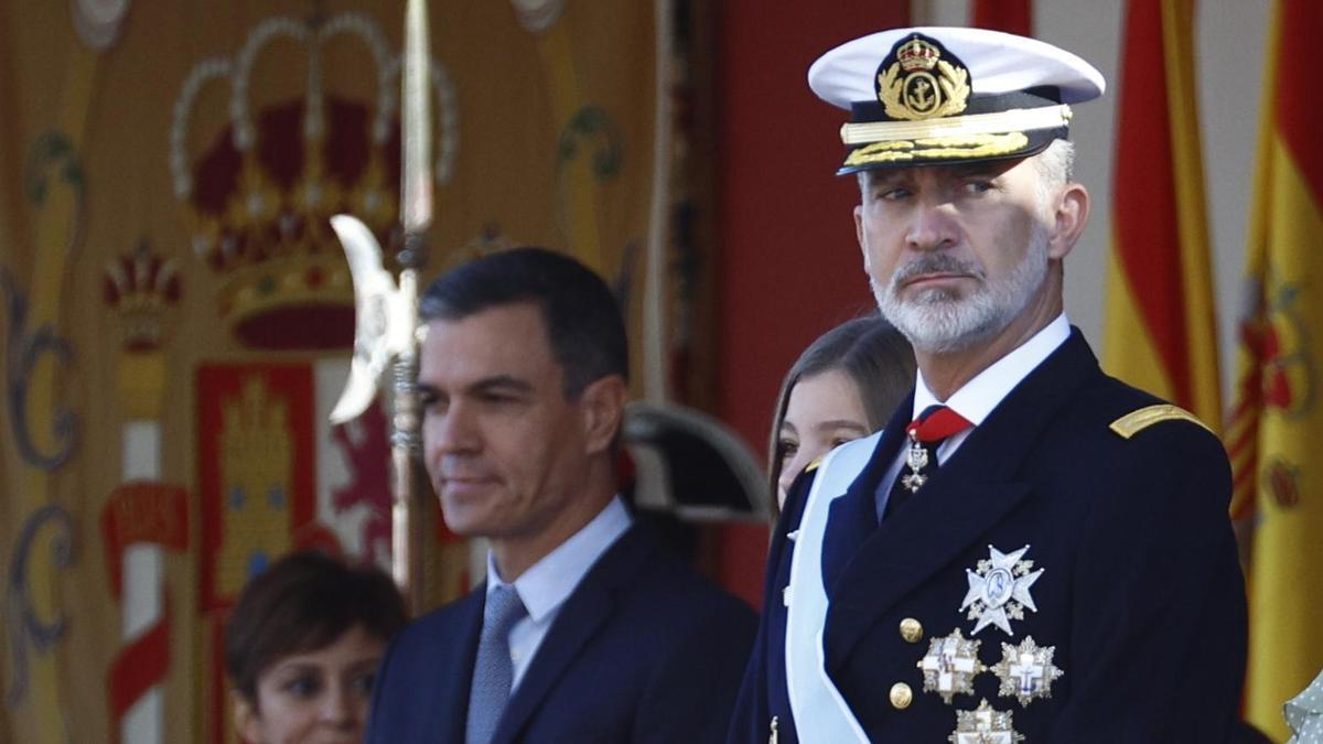 Pedro Sánchez y Felipe VI, en el desfile de la Fiesta Nacional.