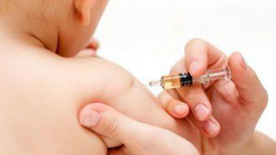 Un profesional vacuna a un niño.