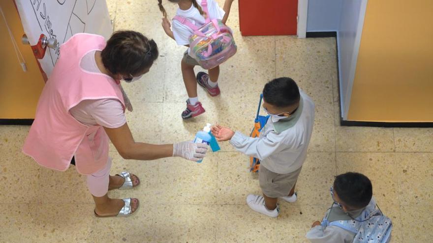 Un aula de tercero de la Escuela Hogar Placentina, en cuarentena por el positivo de un alumno