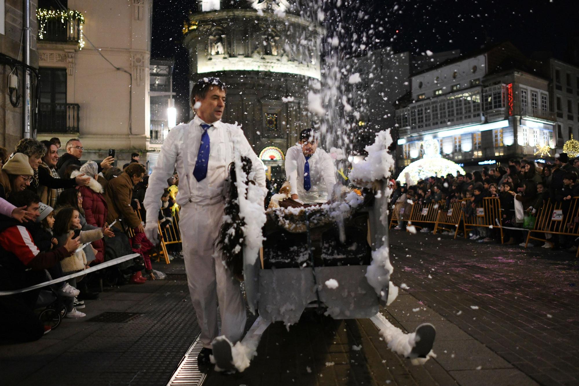 Pontevedra abarrota las calles para recibir a Melchor, Gaspar y Baltasar