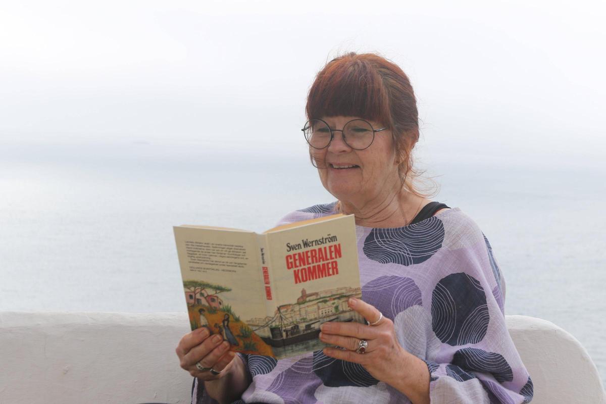 Birgitta, la hija de Sven Wernström, con la obra e ‘Generalen kommer’.