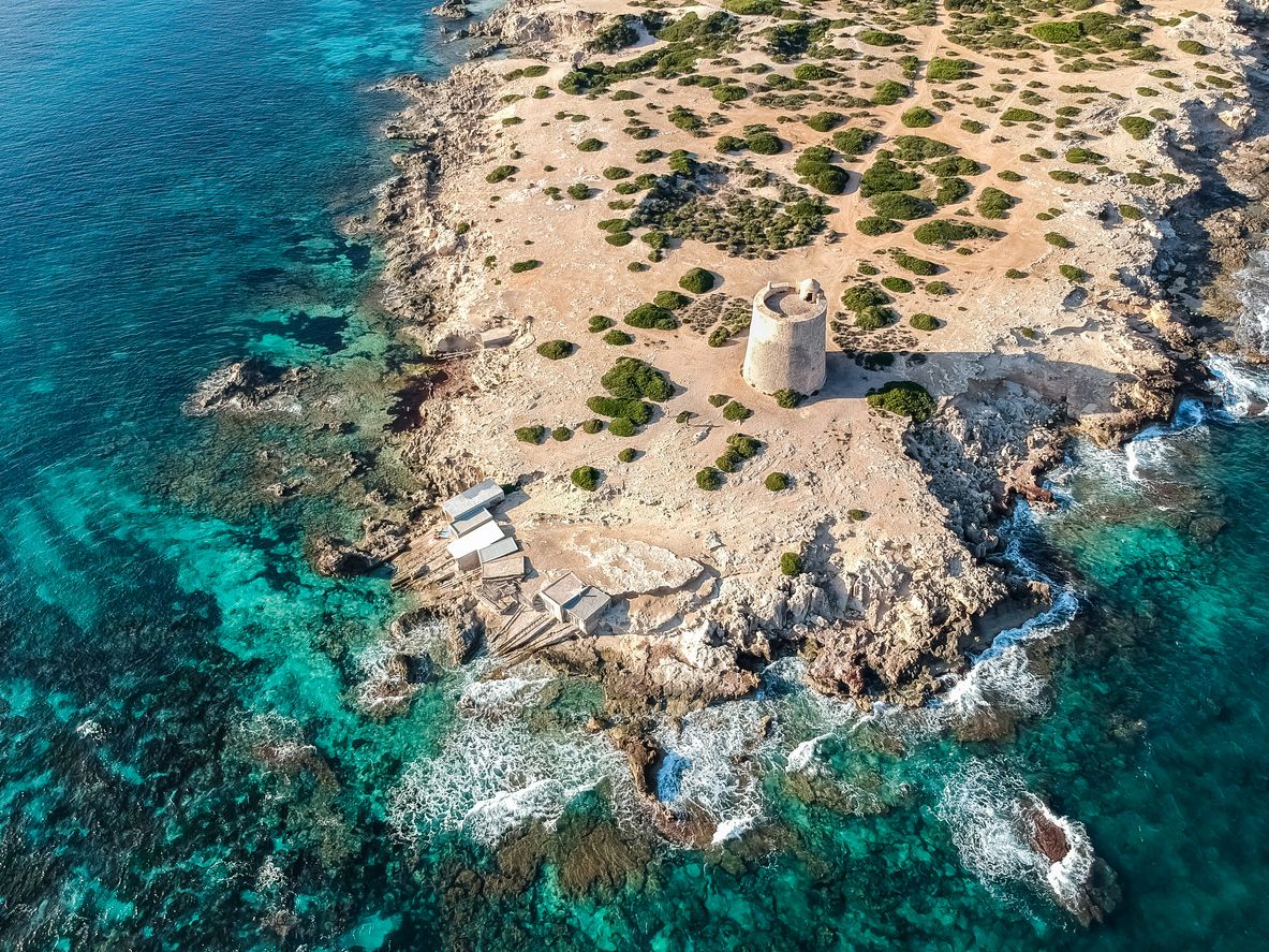 Vistas de la torre vigía de Ses Portes, en el entorno del Parque Natural de Ses Salines, Ibiza