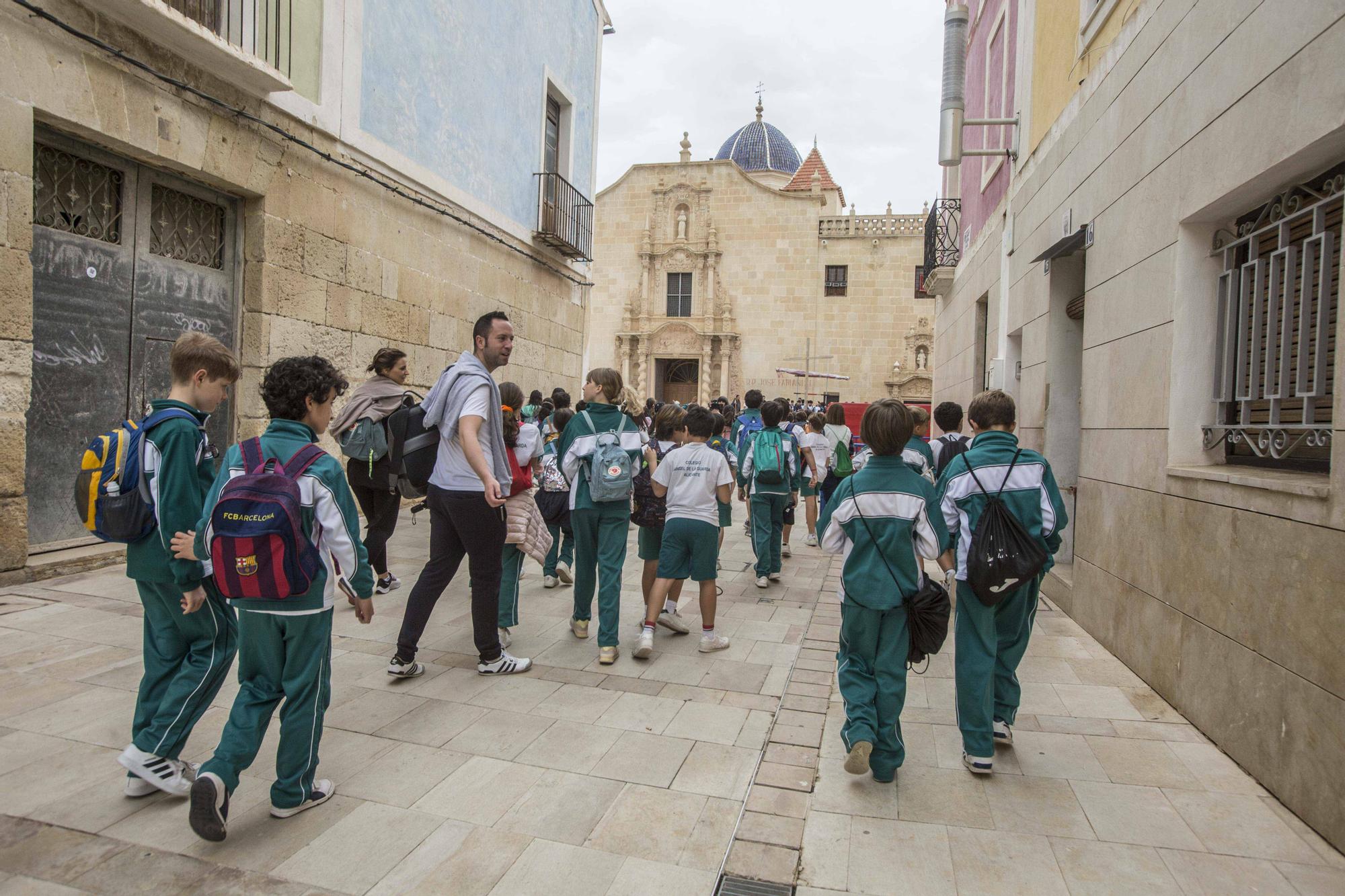 El obispo José Ignacio Munilla recibe a los niños en la Peregrina Escolar de Santa Faz