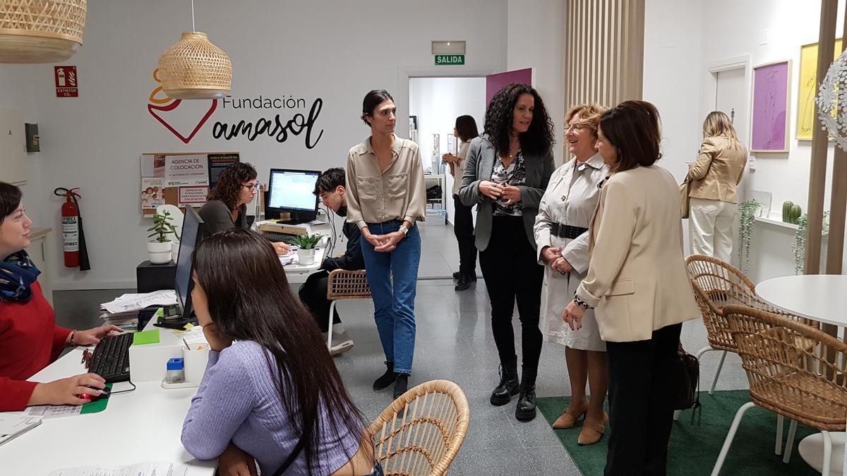 La consejera de Servicios Sociales, María Victoria Broto, ha visitado esta mañana la sede de Amasol en Zaragoza.