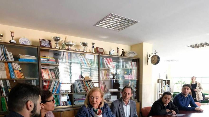 Mercedes Fernández, junto a José Manuel Rodríguez, en la reunión que mantuvieron con representantes de la asociación de padres.