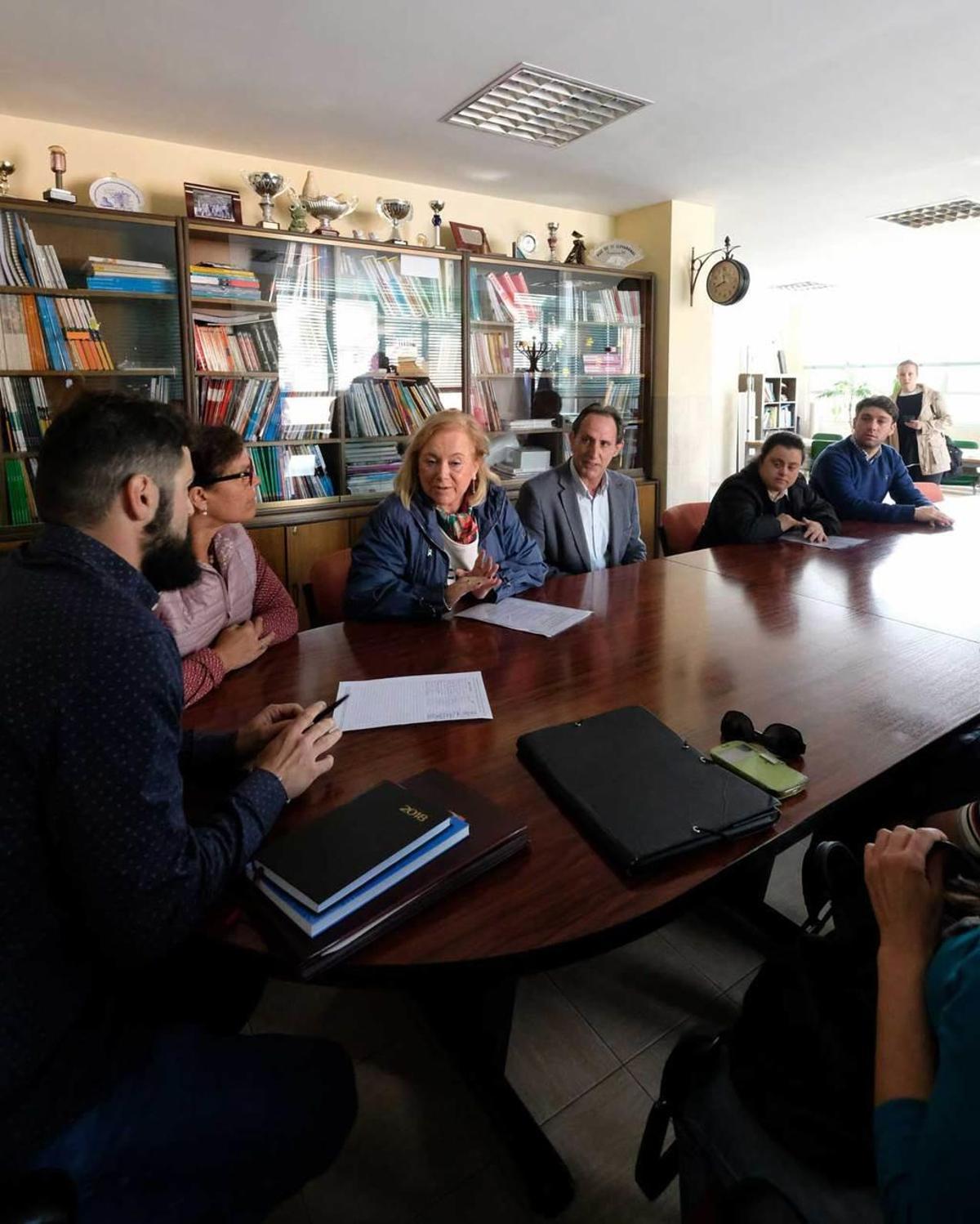Mercedes Fernández, junto a José Manuel Rodríguez, en la reunión que mantuvieron con representantes de la asociación de padres.