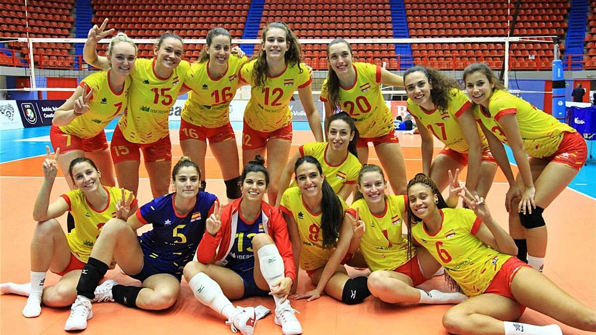 La selección española de voleibol, con Lucía Varela con el número 12. |  // RFEV 