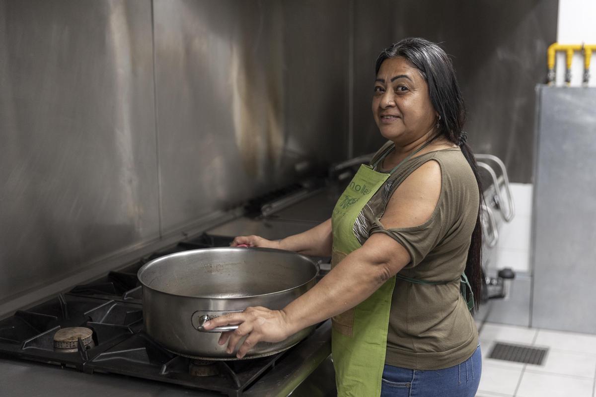 Nubia Santamaría, en la cocina de los talleres de alimentación saludable que organiza el Ayuntamiento de Barcelona.