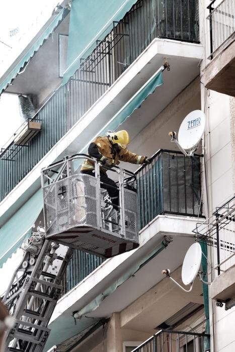 Incendio en un edificio de la calle del Carmen en Sant Joan