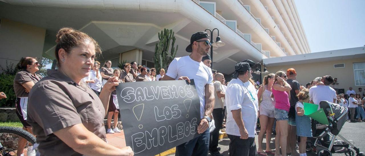 Los trabajadores del hotel Oliva Beach en una de sus concentraciones protestando por el retraso de la licencia de obra. | | LP/DLP