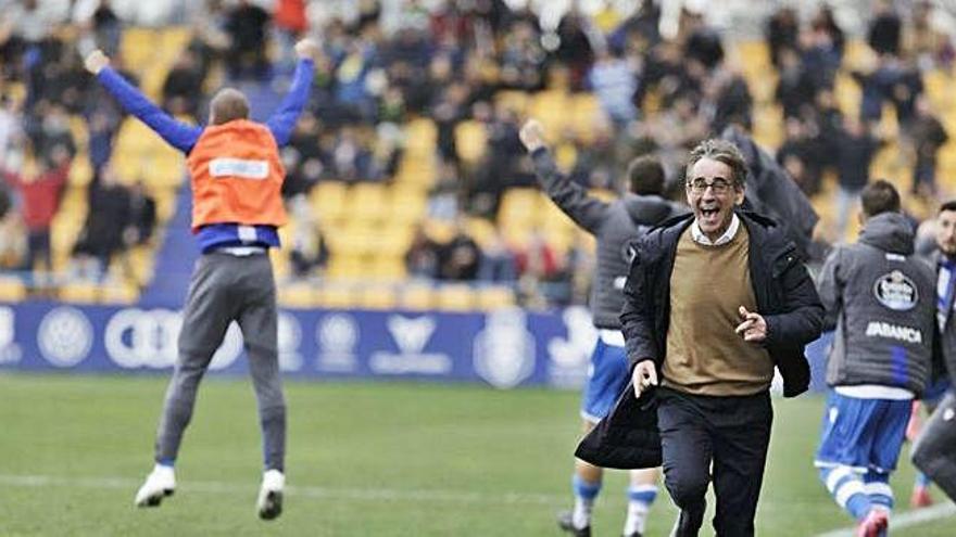 Fernando Vázquez celebrant amb la seva eufòria habitual la victòria «in extremis» de diumenge a Alcorcón.