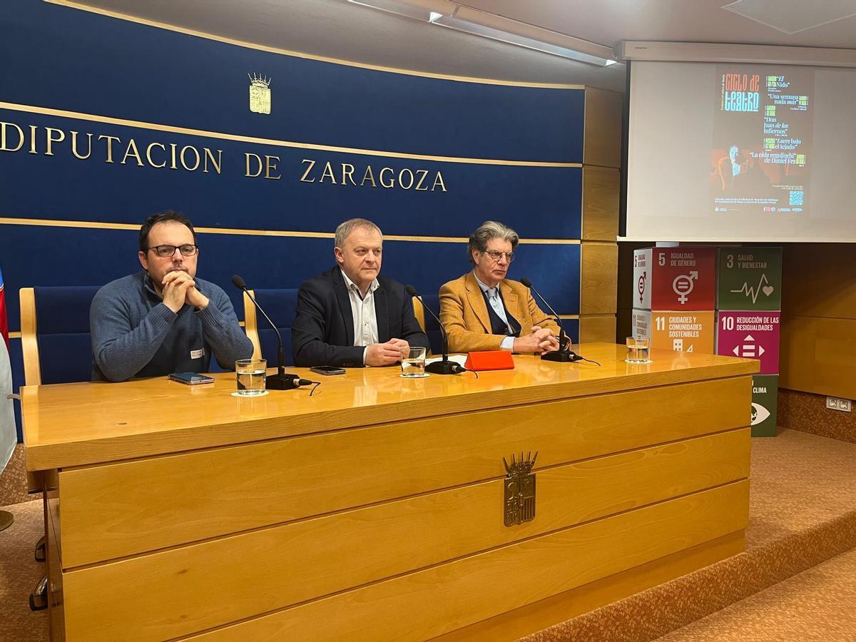 El concejal de cultura, Jorge Jiménez, el alcalde de Borja, Eduardo Arilla, y el escritor y dramaturgo, Juan Bolea, en la presentación del ciclo teatral