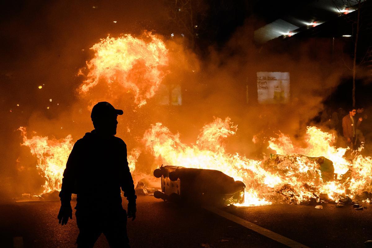 Manifestaciones violentas en París tras superar Macron las mociones de censura