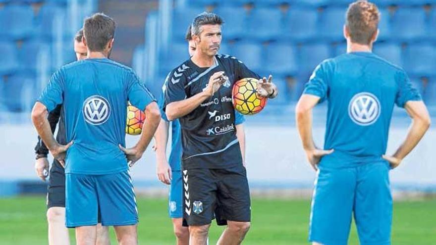 Martí dirige a sus nuevos jugadores en su primera sesión como técnico del Tenerife.