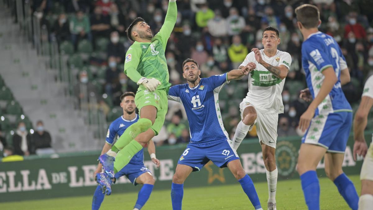 Imagen del Elche-Betis de la temporada pasada que acabó 0-3 y desencadenó la destitución de Fran Escribá