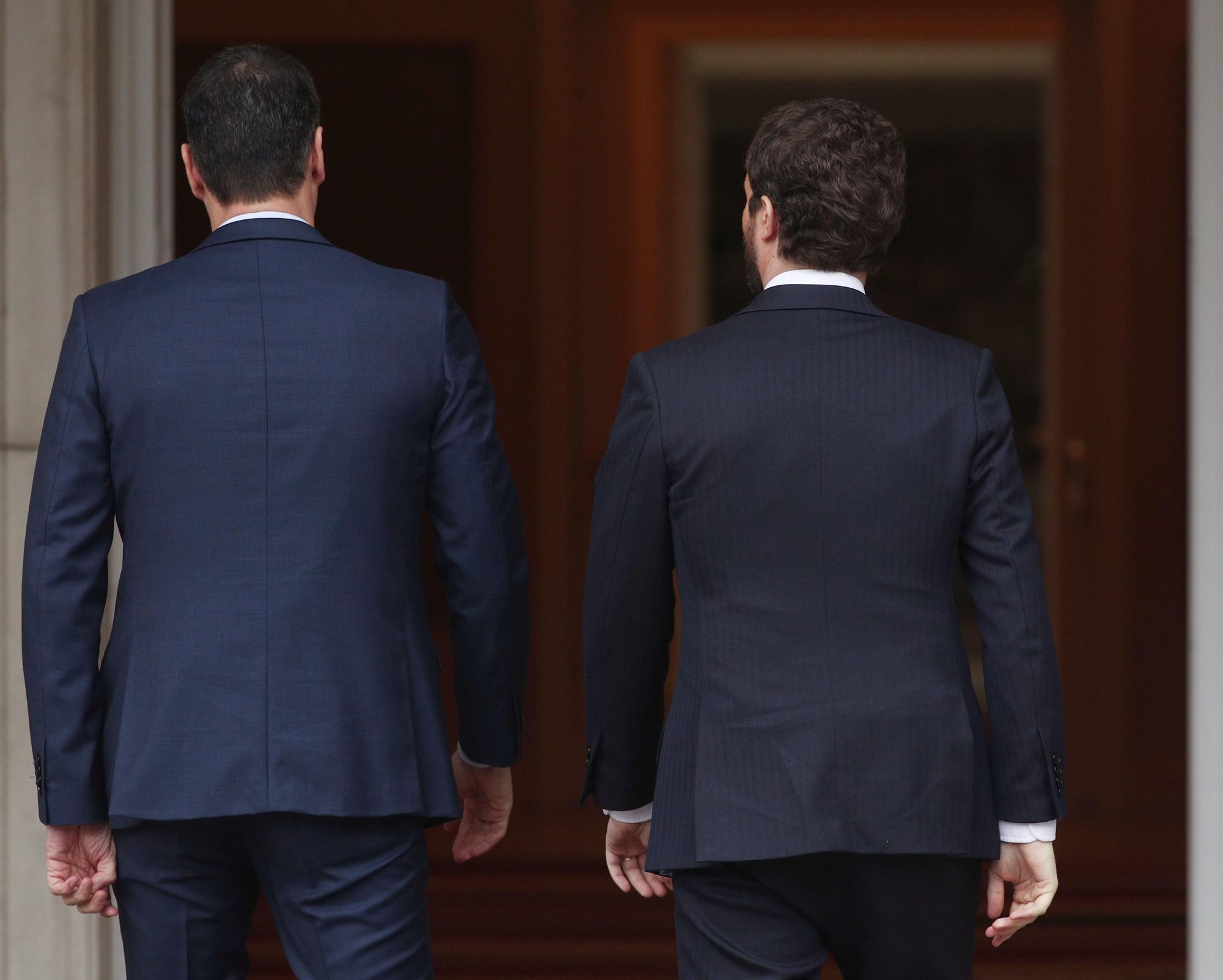 El presidente del Gobierno, Pedro Sánchez, se reúne con el presidente del PP, Pablo Casado en La Moncloa, en una imagen de archivo.