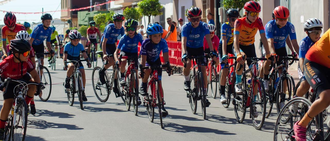 Ciclistas en una de las pruebas del Trofeo de Alginet.