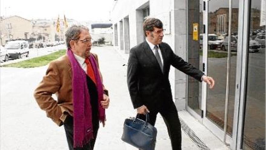 Josep Maria Tarraguel arribant als Jutjats de Blanes acompanyat pel seu advocat, Carles Monguilod.