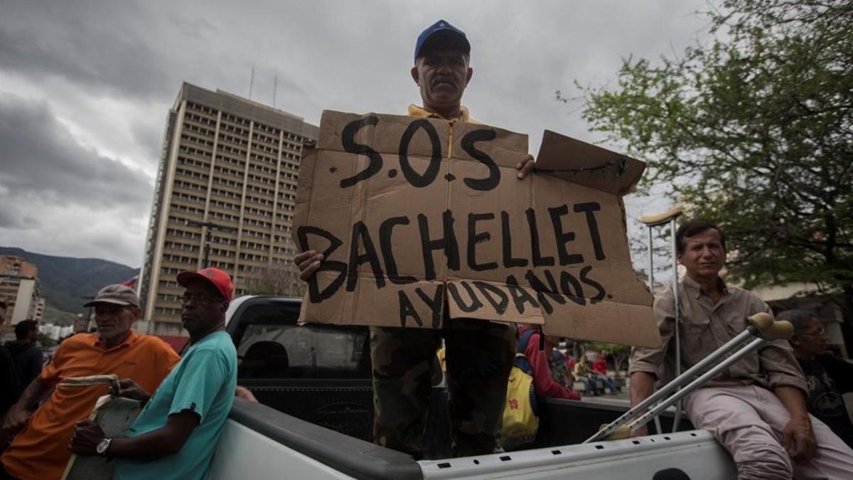 Trabajadores petroleros se manifiestan en Caracas y piden ver a Bachelet.