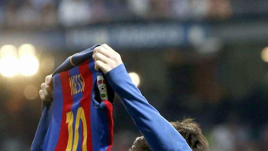 Leo Messi enseña su camiseta a la grada del Bernabéu en la celebración del tercer gol del Barcelona.