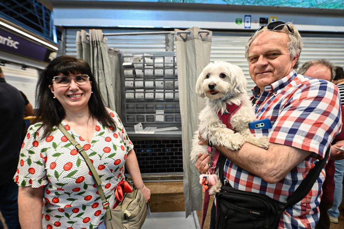 Votaciones en el mercado del Ninot, en Barcelona