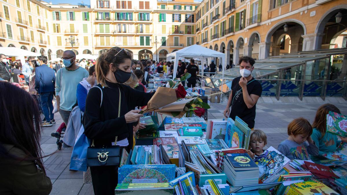 Sant Jordi arranca en Palma animado y con buen ritmo de ventas