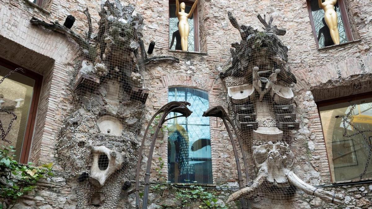 サルバドール・ダリ、劇場美術館の中庭を神聖な森に変えた偉大なリサイクル業者
