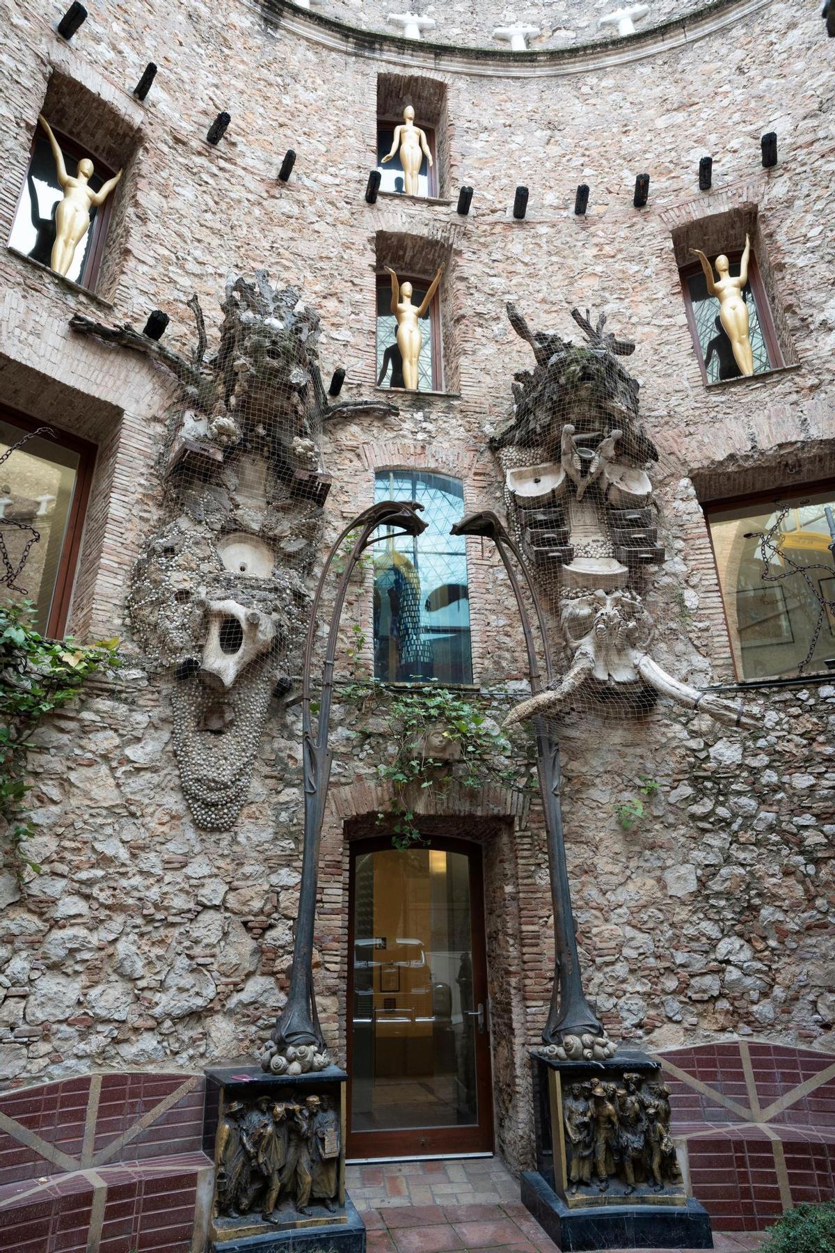 La parella de monstres que el visitant troba quan accedeix al pati, ara protegida per una malla, i que serà el gran repte dels restauradors.