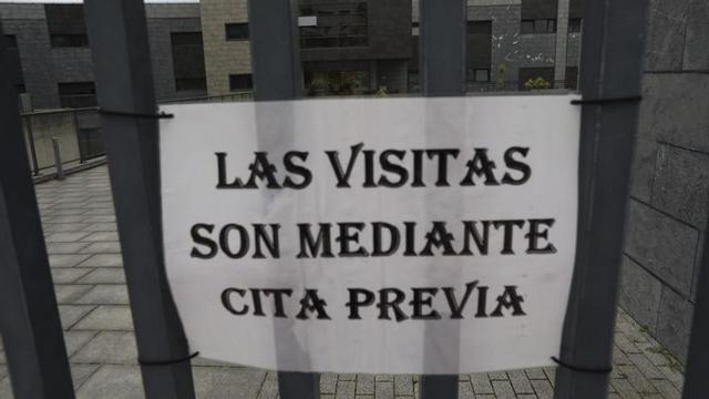 Cartel a la entrada de una residencia en una imagen de archivo