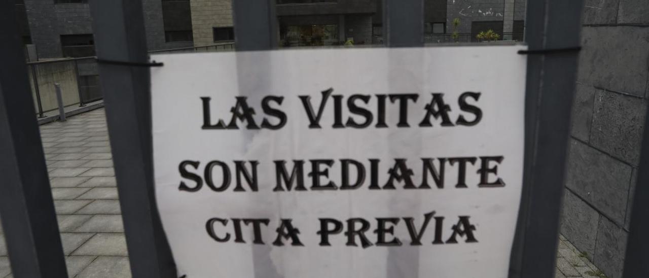 Cartel a la entrada de una residencia en una imagen de archivo