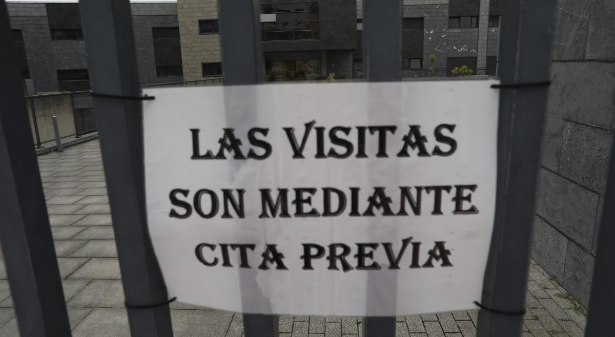 Cartel a la entrada de una residencia en una imagen de archivo