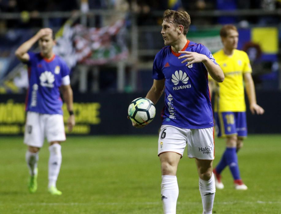 El partido entre el Cádiz y el Real Oviedo, en imágenes