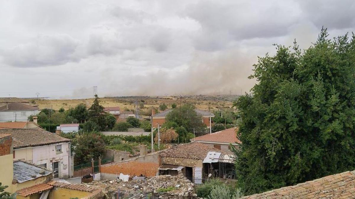 Vista de la humareda del incendio de nivel 1 desde Muelas del Pan.
