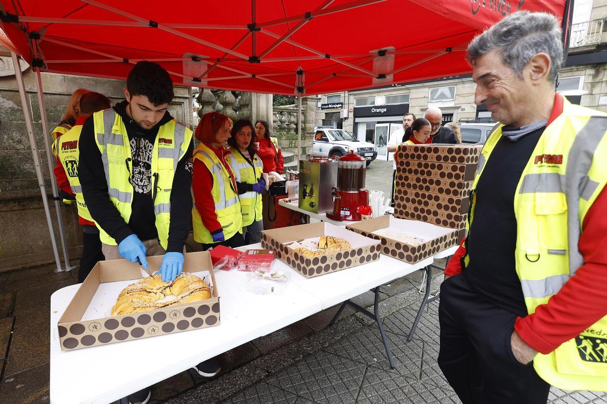 Han sido repartidos 25 litros de chocolate caliente y 10 roscas cedidas por A Devesa.