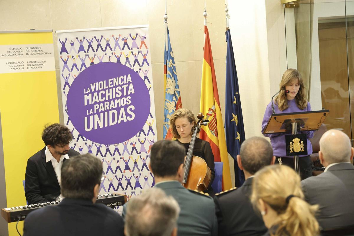 "Una puerta violeta" en la Subdelegación del Gobierno en Alicante por el 25N