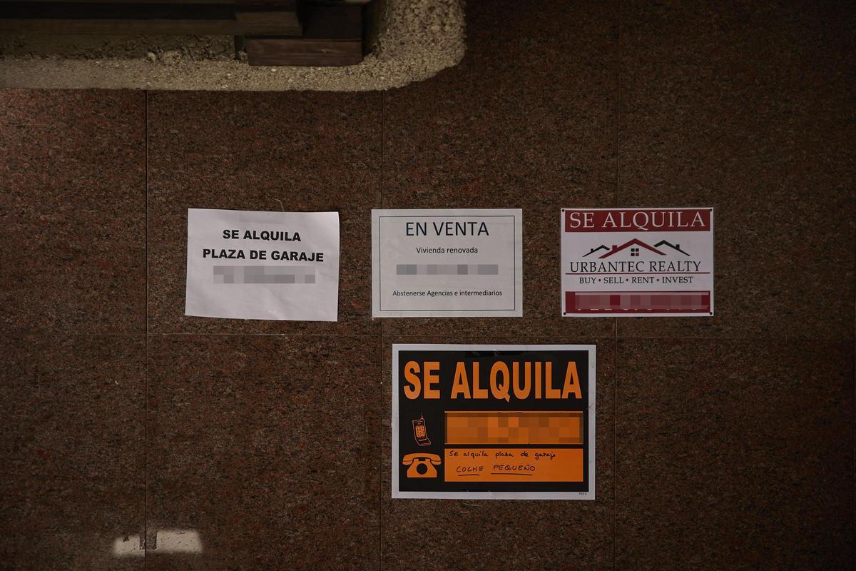 Carteles de venta y alquiler de viviendas y plazas de garaje en el barrio de Almagro