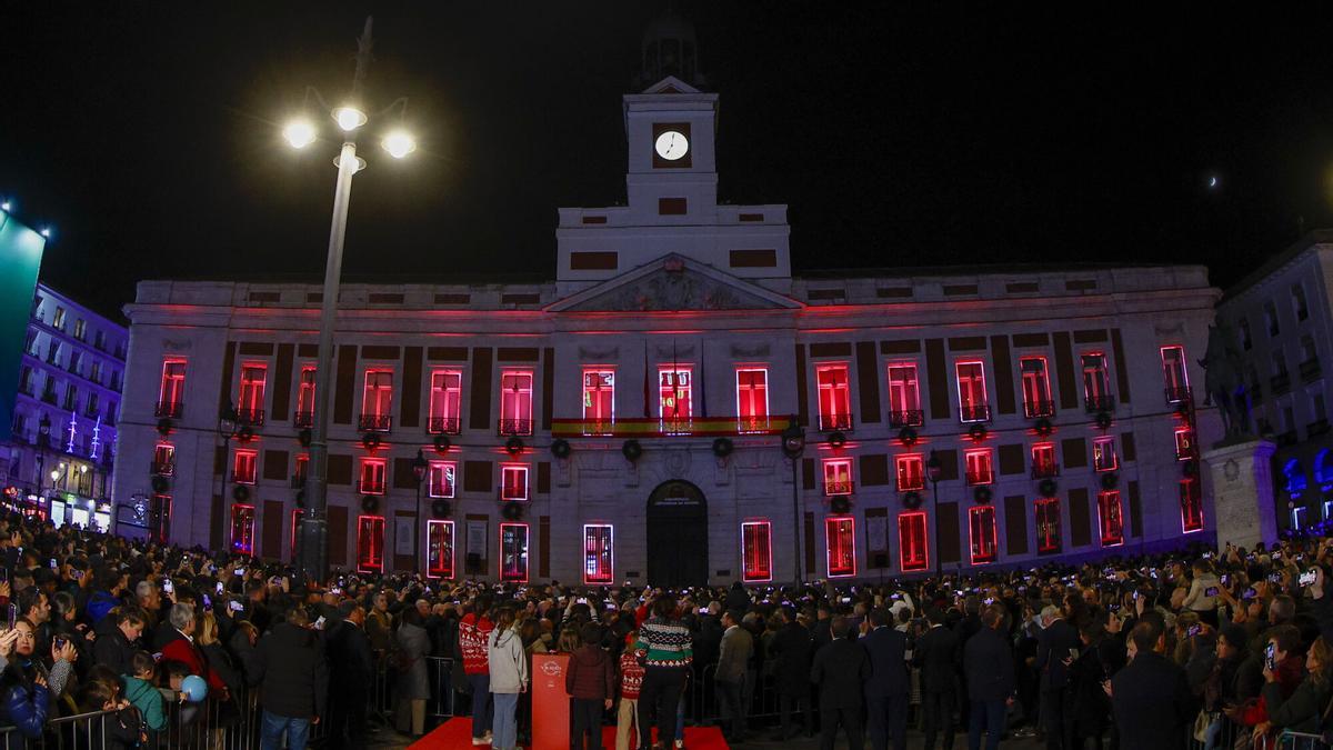 Estreno del espectáculo de luz y sonido que se proyectará sobre la fachada principal de la Real Casa de Correos en estas fiestas navideñas.