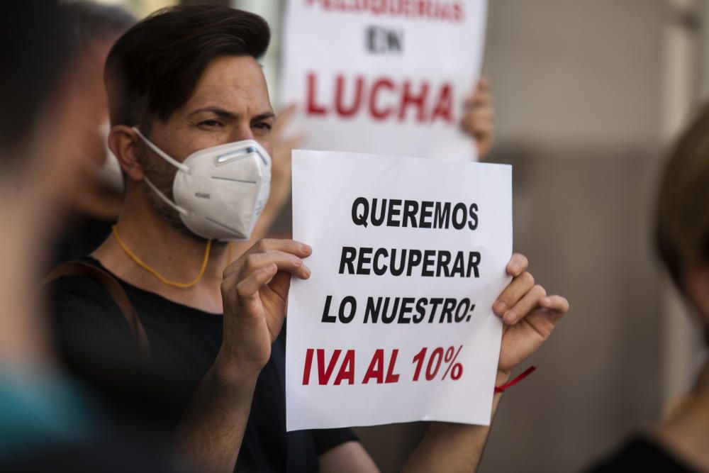 Protesta de las peluquerias en València para bajar el IVA al 10%