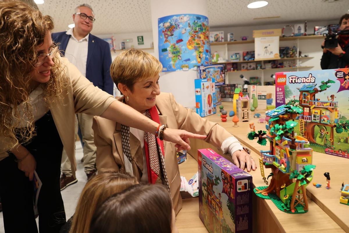 La consellera Marián Cano con el juguete premiado en sostenibilidad.