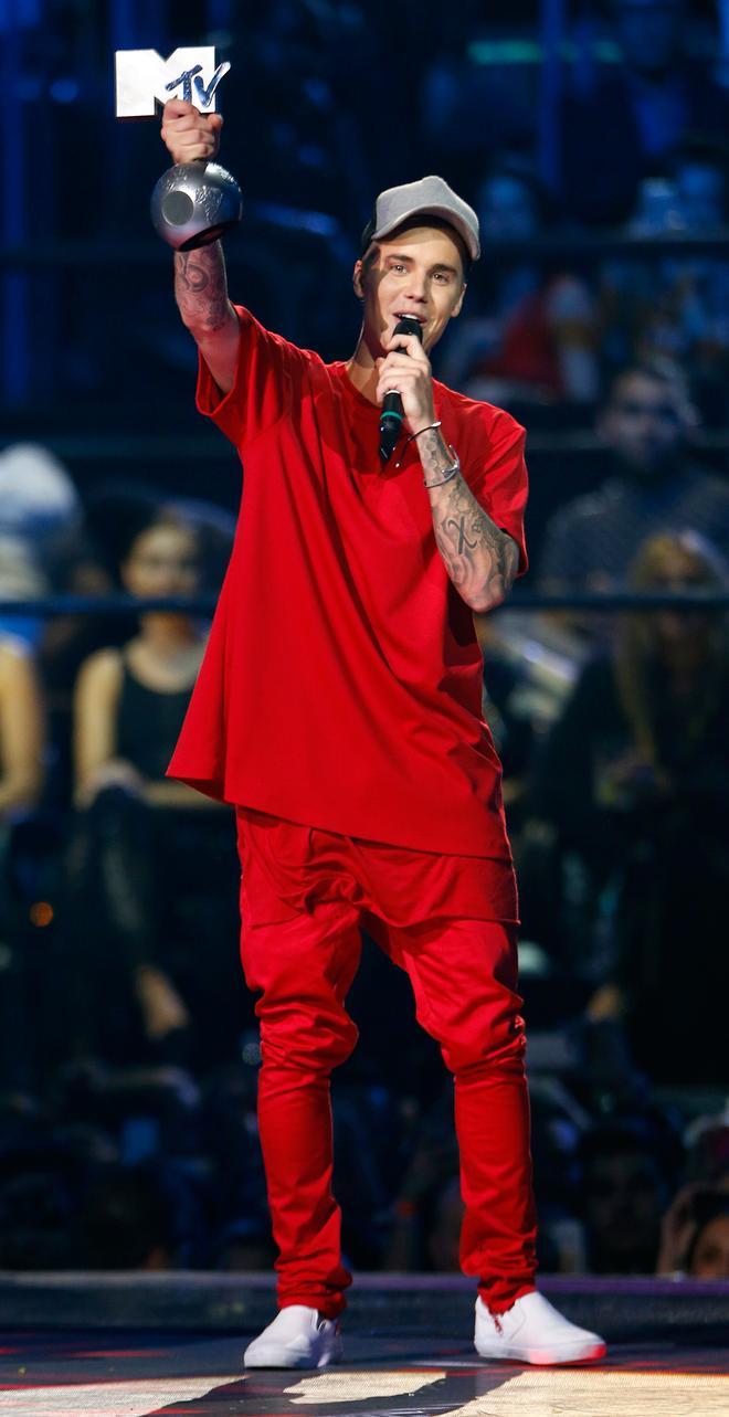 Justin Bieber recogiendo el premio MTV EMA 2015