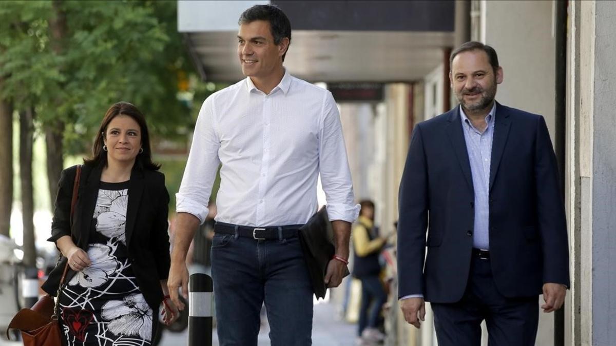 Pedro Sánchez, junto a Adriana Lastra y José Luis Ábalos, el pasado 24 de mayo a su llegada a la sede del PSOE.