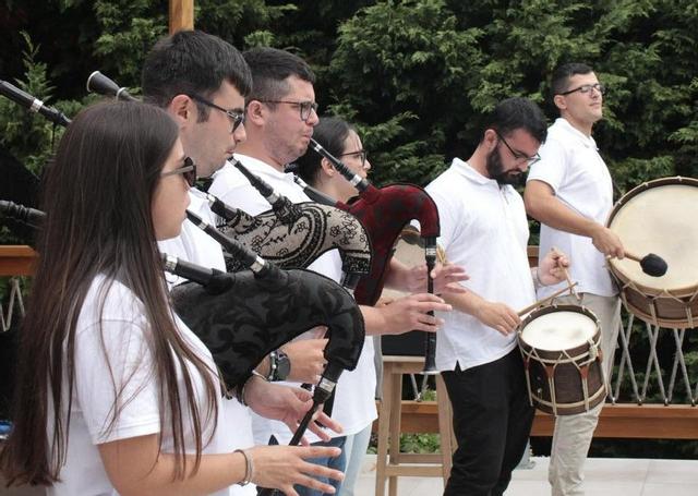 Unha das actuacións musicais no cámping Lago Mar, de Muxía.