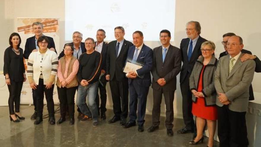 Gomar, Puig y Rodríguez, con una representación de los premiados anteayer en Ontinyent.