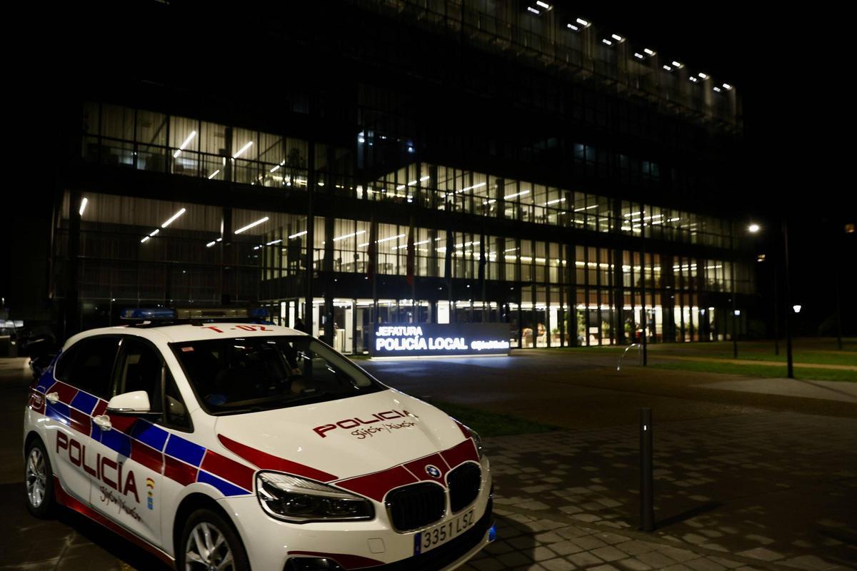 Un coche de la Policía Local de Gijón, frente a la Jefatura.