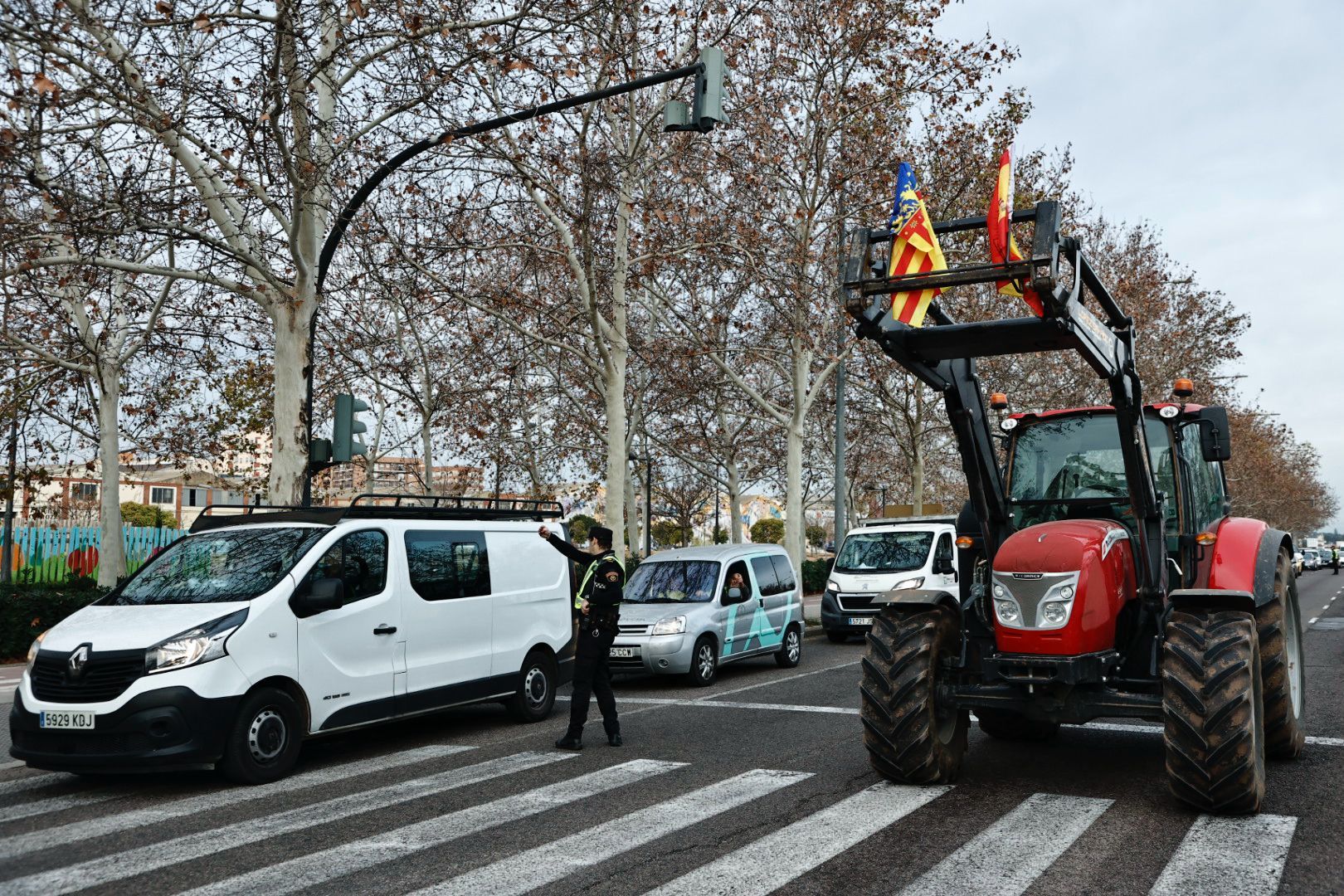 Las primeras tractoradas colapsan València